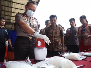Begini Cara Polda Kalbar Musnahkan Sabu: Diblender, Dicampur Air dan Racun!