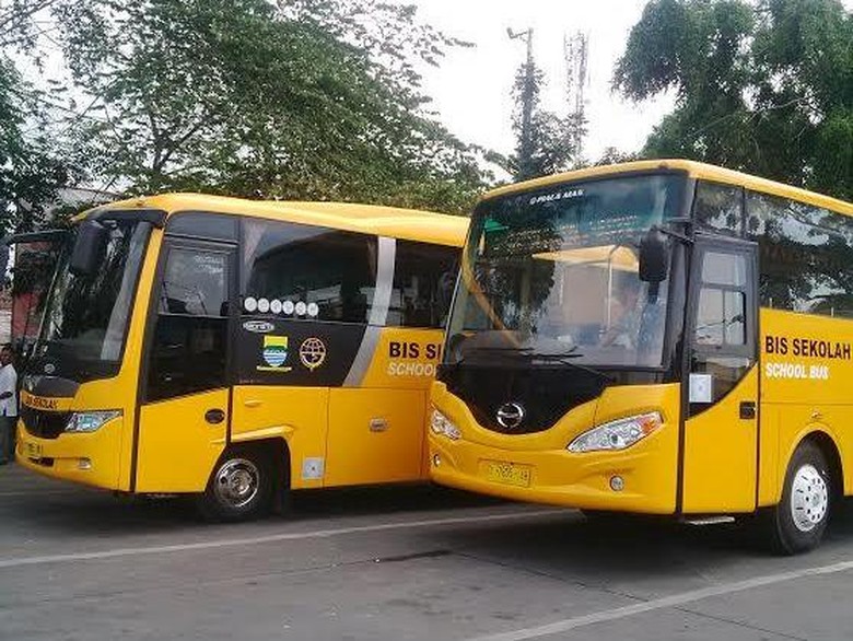 Diprotes Angkot, Bus Sekolah Gratis di Bandung Tetap Beroperasi Dikawal Polisi Diprotes Angkot, Bus Sekolah Gratis di Bandung Tetap Beroperasi Dikawal Polisi