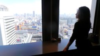 Ariel menikmati pemandangan indah kota Tokyo dari ketinggian.