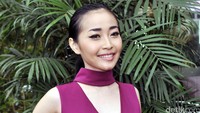 Dengan dress berwarna fuschia, pelantun Oh Baby itu tampak cantik dan seksi saat jumpa pers. Pool/Noel/detikFoto.
