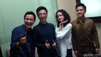 Dea (vokal), Ilham (vokal), Febri (vokal/gitar) dan Ezra (vokal/gitar) tampak bahagia dan tak sabar menunggu momen tersebut.