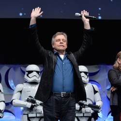 Mark Hamill Serahkan Lightsaber ke Ryan Gosling: Masa Gue Udah Lewat Mark Hamill Serahkan Lightsaber ke Ryan Gosling: Masa Gue Udah Lewat