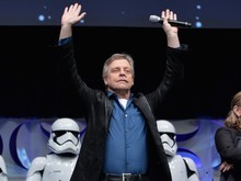 Mark Hamill Serahkan Lightsaber ke Ryan Gosling: Masa Gue Udah Lewat