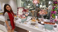 Ariel memilih untuk menghabiskan sore di Tokyo dengan mencicipi kue-kue cantik dari negeri dongeng tersebut.
