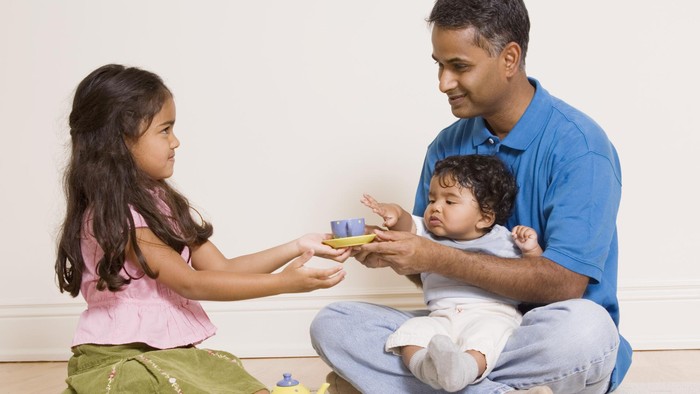 Sambil Bermain, Ayah dan Bunda Bisa Melatih si Kecil Berkonsentrasi Lho
