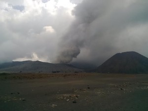Aktivitas Bromo Masih Siaga, Kawah Makin Bergemuruh