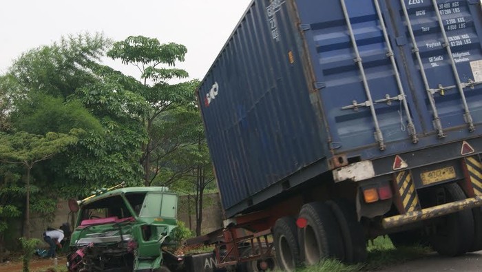 Ada Kecelakaan Truk Trailer di Tol Cikampek, Macet Parah 24 Km