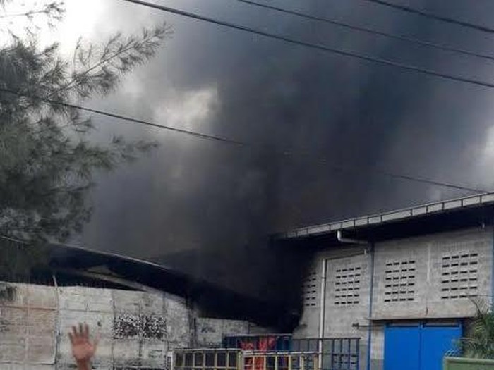 Pabrik Busa di Bekasi Terbakar