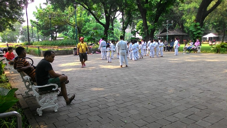 Geliat Taman Suropati Di Tengah Padatnya Kota Jakarta