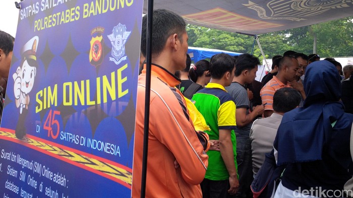 Launching SIM Online, 620 Warga Bandung Antre Perpanjang SIM