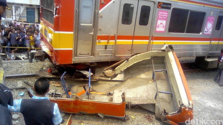 Korban Tewas Kecelakaan Metromini Vs KCL Jadi 14 Orang Korban Tewas Kecelakaan Metromini Vs KCL Jadi 14 Orang