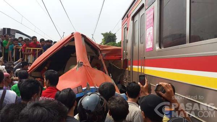 Kapolda Metro Pimpin Evakuasi Metromini yang Tertabrak KCL