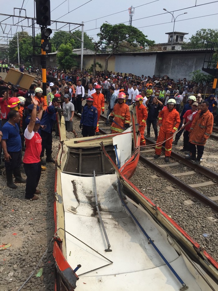 Kereta Berjarak 50 Meter, Sopir Metromini Tetap Nekat Terobos Perlintasan