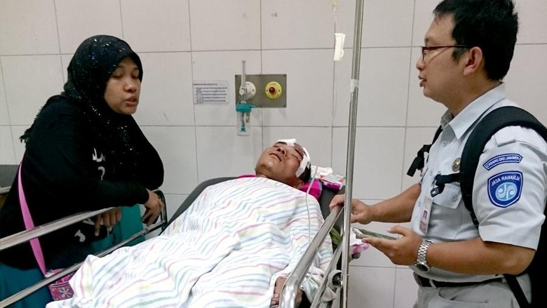 Petugas Jasa Raharja saat mengunjungi korban kecelakaan Metromini (Foto: Ahmad Masaul Khoiri) Petugas Jasa Raharja saat mengunjungi korban kecelakaan Metromini (Foto: Ahmad Masaul Khoiri)