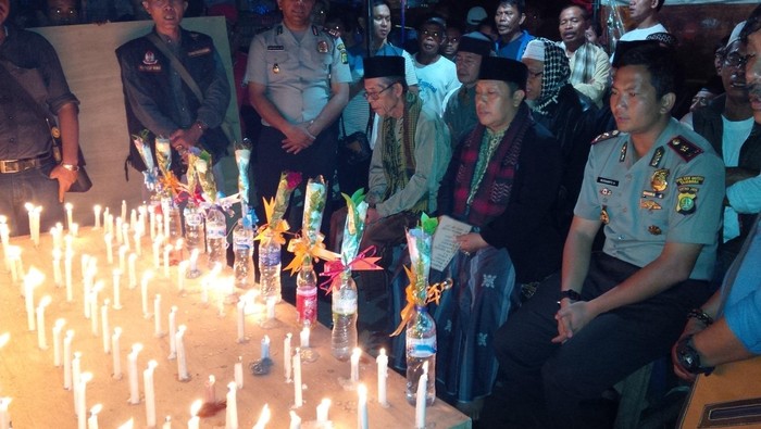 Warga Tabur Bunga dan Pasang Lilin di Lokasi Kecelakaan Metromini Maut