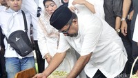 Ibu dari pemeran Si Doel Anak Sekolahan itu meninggal karena sakit jantung dan komplikasi pada usia 77 tahun. Pool/Noel/detikFoto.