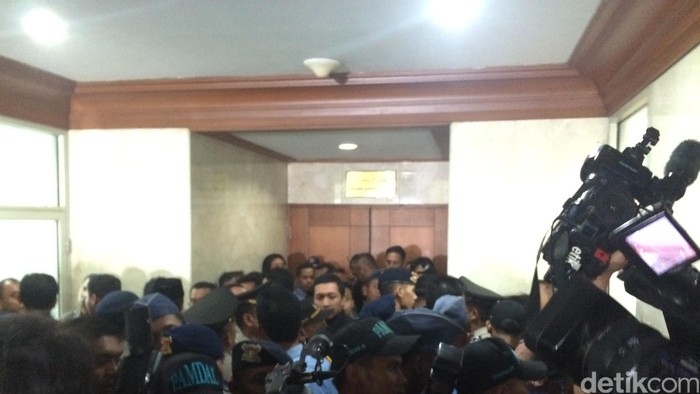 30 Menit Novanto Masuk ke MKD, Pintu Ruang Sidang Masih Tertutup