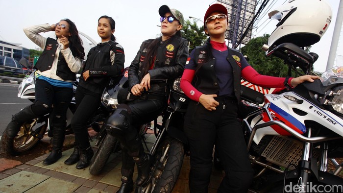 Tetap Cantik Saat Mengendarai Motor, Ini Tipsnya