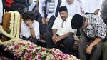 Suasana Duka di Pemakaman Ibunda Rano Karno