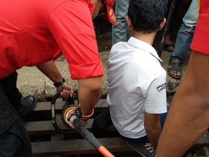Kaki Siswa SMP ini Terjepit 30 Menit di Gorong-gorong