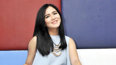 Masayu Clara Pretty in Blue