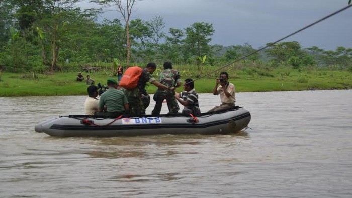 Demi Nyoblos di Pilkada, Warga di Purbalingga Harus Seberangi Sungai