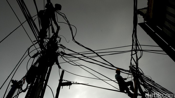Perawatan kabel Telekomunikasi --- Pekerja melakukan perawatan kabel telekomunikasi di kawasan Pasar Blok A di Jalan Fatmawati, Jakarta, Senin (7/12/2015). (Ari Saputra/detikcom)