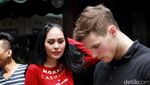 10 Foto Terheboh: Kartika Putri dengan Bule, Nikita Mirzani di Panti Sosial