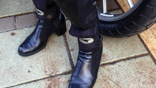 Jangan pakai hak tinggi ya, pakai sepatu biker lebih oke