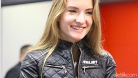Model berpose dengan motor Italjet (Foto: Dadan Kuswaraharja)
