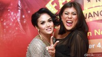 Birthday girl tak lupa mengabadikan momen bersama penyanyi yang juga akrab disapa KD itu. Pool/Gus Mun/detikFoto.