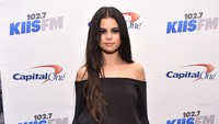 Ia tampil kenakan dress hitam dengan belahan kaki tinggi sepaha. Mike Windle/Getty Images for iHeartMedia/detikFoto.