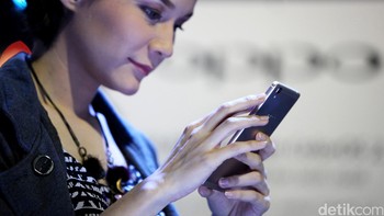 10. Dari seluruh pengguna smartphone, sekitar 88% menggunakan sistem operasi Android. Foto: Ari Saputra