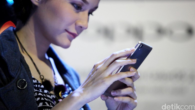 Peluncuran Oppo R7s di Jakarta Oppo Indonesia meluncurkan smartphone baru R7s di Jakarta, Senin (7/12/2012). Smartphone yang mengandalkan kekuatan kamera, kecepatan prosesor dan berbagai fitur lain ini dilepas ke pasaran dengan harga Rp4jutaan. Tampak hadir (kiri-kanan) Public Communication Oppo Suwanto, Brand Manager Oppo Alina, CEO Oppo Indonesia Ivan Lau dan Media Engagement Oppo Aryo Meidianto saat menunjukan Oppo R7s di Jakarta. (Ari Saputra/detikcom)