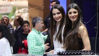 Dua orang model di booth Peugeot Scooters (Foto: Dadan Kuswaraharja)