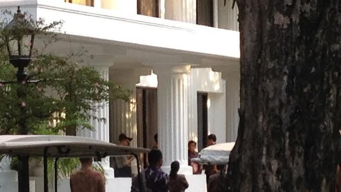 Saat Jokowi, JK dan Luhut Diskusi di Teras Kantor Presiden