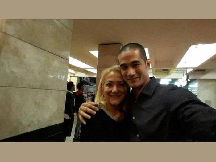 Cerita Bahagia Okan Cornelius Jelang Natal Bersama Sang Ibunda