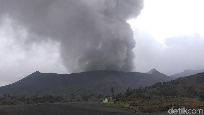 Asap Bromo Membubung Tinggi, Dikhawatirkan Ganggu Penerbangan