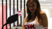 Model di booth SYM (Foto: Dadan Kuswaraharja)