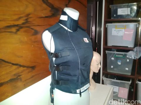 Februari: Rompi Antikanker Ciptaan Warsito Dianggap Belum Jelas Manfaatnya