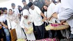 Suasana Duka di Pemakaman Ibunda Rano Karno