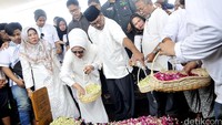 Isak tangis dari anak dan sanak saudara saat pemakaman Hj Istiarti Rawumali. Pool/Noel/detikFoto.