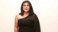 Pada kesempatan itu, Regina tampil cantik dengan gaun hitam panjangnya. Pool/Gus Mun/detikFoto.