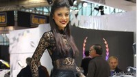 Model berpose di booth Yamaha di EICMA (Foto: Dadan Kuswaraharja)
