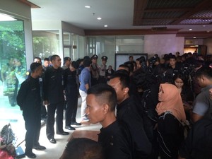 Jelang Kedatangan Novanto, Pamdal DPR Buat Barikade di Depan Ruang MKD