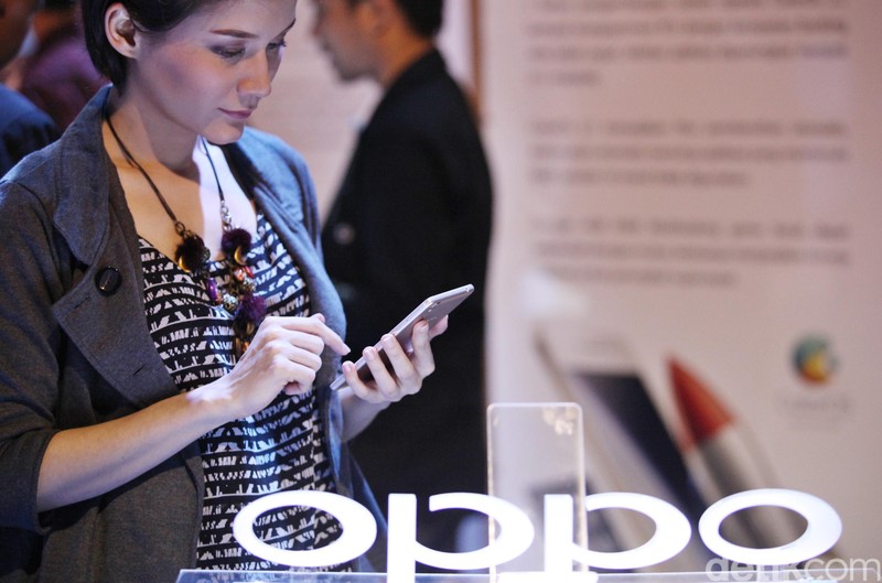 Oppo Indonesia meluncurkan smartphone baru R7s di Jakarta, Senin (7/12/2012). Smartphone yang mengandalkan kekuatan kamera, kecepatan prosesor dan berbagai fitur lain ini dilepas ke pasaran dengan harga Rp4jutaan. Tampak hadir  (kiri-kanan) Public Communication Oppo Suwanto, Brand Manager Oppo Alina, CEO Oppo Indonesia Ivan Lau dan Media Engagement Oppo Aryo Meidianto saat menunjukan Oppo R7s di Jakarta. (Ari Saputra/detikcom)