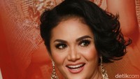 Sebelum menjadi penyanyi, Krisdayanti pernah mengikuti ajang pemilihan model remaja Gadis Sampul. Foto: Gus Mun