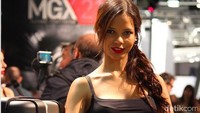 Model di booth Aprilia (Foto: Dadan Kuswaraharja)