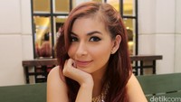 Deasy Bouman pastinya membuat para pria tak berkedip lewat kecantikannya. Tapi siapa yang menyangka, ternyata dia suka main Dota, lho! Asep Syaifullah/detikHOT.