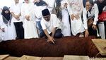 Suasana Duka di Pemakaman Ibunda Rano Karno